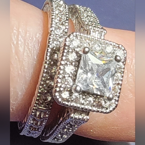 Gorgeous Wedding Ring Set - Picture 1 of 5